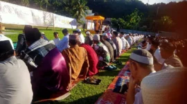 Para jamaah Shalat Idul Adha di GOR H Ilyas Yakub Painan mendengarkan sambutan dari Kakan Kemenag Pessel, Yufrizal. (Foto: Dok. Niks)