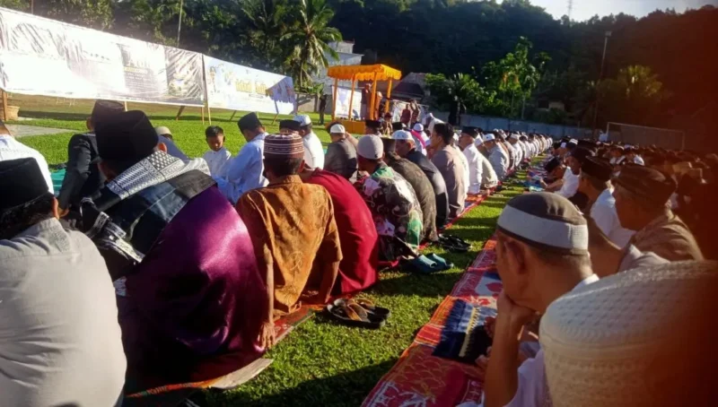 Para jamaah Shalat Idul Adha di GOR H Ilyas Yakub Painan mendengarkan sambutan dari Kakan Kemenag Pessel, Yufrizal. (Foto: Dok. Niks)