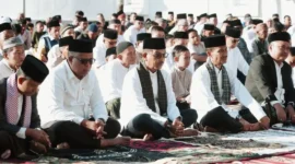 Bupati Solsel Khairunas mengikuti Shalat Iduladha 1447 H di halaman Kantor Bupati Solsel, Rabu (27/5/2026). (Foto: Humas Pemkab Solsel)