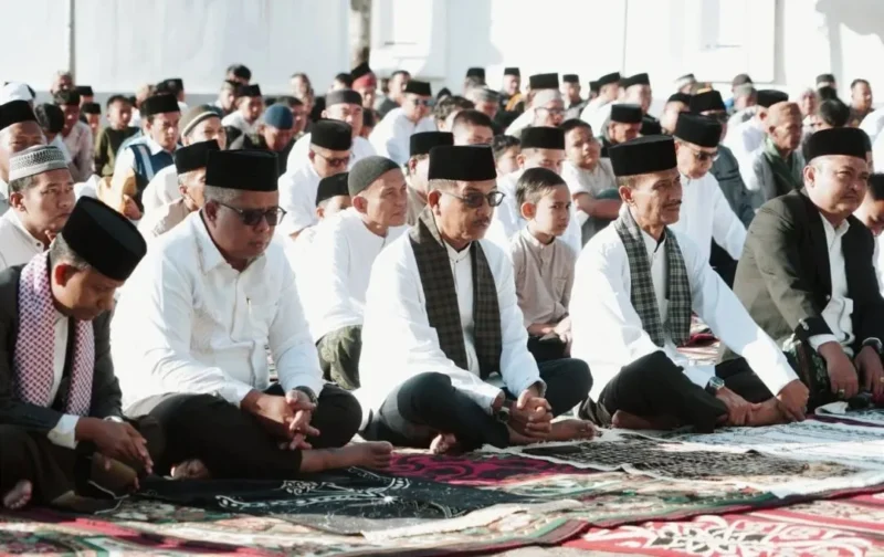 Bupati Solsel Khairunas mengikuti Shalat Iduladha 1447 H di halaman Kantor Bupati Solsel, Rabu (27/5/2026). (Foto: Humas Pemkab Solsel)