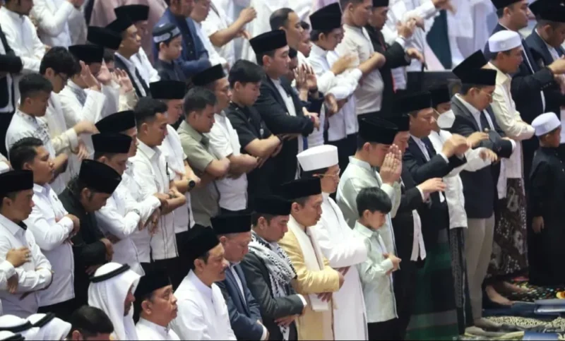 Suasana Salat Iduladha 1447 H di Masjid Istiqlal, Jakarta. Tampak shaf depan Wakil Presiden Gibran Rakabuming Raka, Menag Nasaruddin Umar beserta para jajaran Pejabat Kabinet Merah Putih. (Foto: Jaya Perdhana/Kemenag)