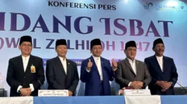 Menteri Agama Prof Nasaruddin Umar bersama Wakil Menteri Agama Romo Muhammad Syafii didampingi Dirjen Bimas Islam Prof Abu Rohmad dan Wakil MPR RI Hidayat Nur Wahid dan Sekjen MUI Buya Amirsyah Tambunan dalam konferensi pers Sidang Isbat Idul Adha, Minggu (17/5/2026). (Foto Latifahtul Jannah/MUI Digital)