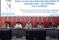Wali Kota Padang, Fadly Amran saat kegiatan silaturrahmi Ikatan Keluarga Besar 05 (eks Departemen Penerangan) Kota Padang di Ruang Bagindo Aziz Chan, Balai Kota Padang, Aia Pacah, Minggu (3/5/2026). (Foto: Prokopim Padang)