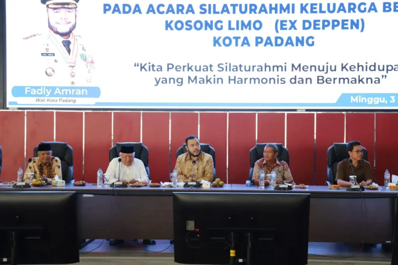 Wali Kota Padang, Fadly Amran saat kegiatan silaturrahmi Ikatan Keluarga Besar 05 (eks Departemen Penerangan) Kota Padang di Ruang Bagindo Aziz Chan, Balai Kota Padang, Aia Pacah, Minggu (3/5/2026). (Foto: Prokopim Padang)