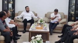 Wali Kota Padang, Fadly Amran, menerima kunjungan pengurus Kampung KB Baringin Sakti di rumah dinasnya, Rabu (6/5/2026). (Foto: Diskominfo Padang)