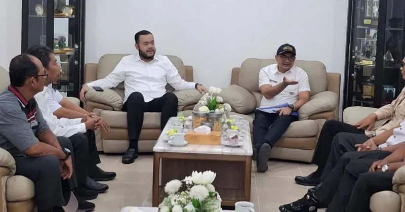 Wali Kota Padang, Fadly Amran, menerima kunjungan pengurus Kampung KB Baringin Sakti di rumah dinasnya, Rabu (6/5/2026). (Foto: Diskominfo Padang)