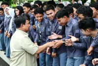 Presiden Prabowo Subianto menghampiri dan menyalami para siswa di Istana Negara. (Foto: BPMI Setpres)