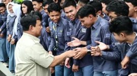 Presiden Prabowo Subianto menghampiri dan menyalami para siswa di Istana Negara. (Foto: BPMI Setpres)