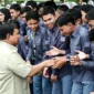 Presiden Prabowo Subianto menghampiri dan menyalami para siswa di Istana Negara. (Foto: BPMI Setpres)