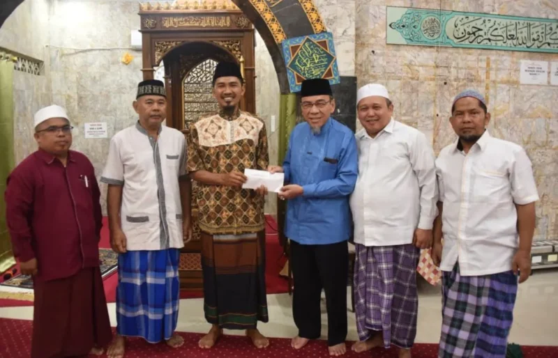Wakil Wali Kota Padang Maigus Nasir dalam kegiatan Subuh Mubarakah di Masjid Baitul Makmur, Kelurahan Air Tawar Barat, Kecamatan Padang Utara, Sabtu (16/5/2026). (Foto: Prokopim Padang)