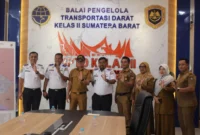 Pemko Padang melalui Dinas PUPR mulai mematangkan langkah strategis untuk memperlebar akses jalan menuju Terminal Anak Air. (Foto: Diskominfo Padang)