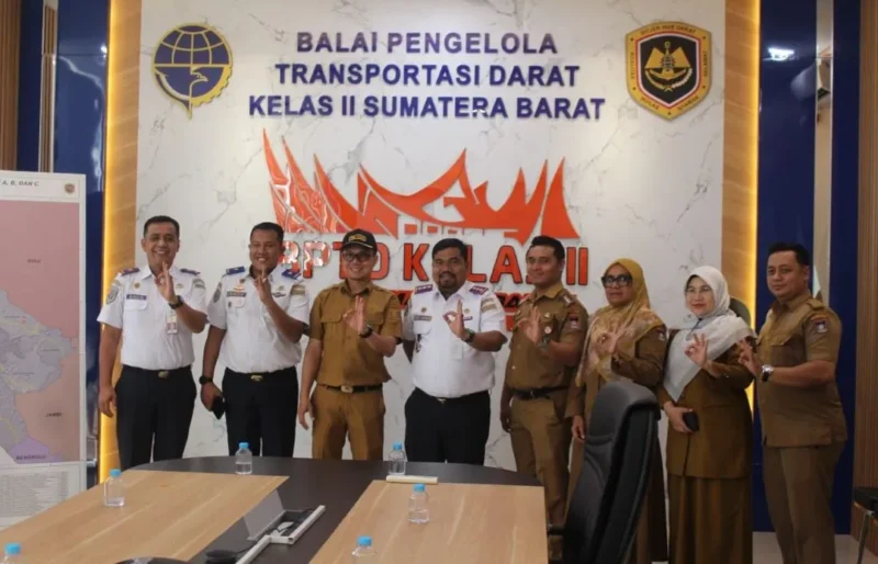 Pemko Padang melalui Dinas PUPR mulai mematangkan langkah strategis untuk memperlebar akses jalan menuju Terminal Anak Air. (Foto: Diskominfo Padang)