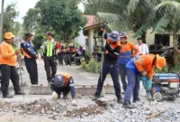 Petugas KAI Divre II Sumbar menutup perlintasan liar di kawasan Pariaman dan Padang Pariaman. (Foto: KAI Divre II Sumbar)