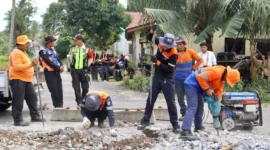 Petugas KAI Divre II Sumbar menutup perlintasan liar di kawasan Pariaman dan Padang Pariaman. (Foto: KAI Divre II Sumbar)