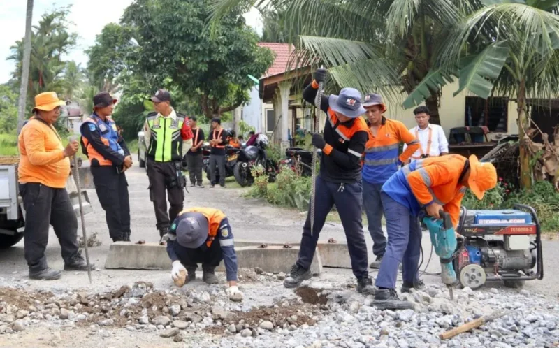 Petugas KAI Divre II Sumbar menutup perlintasan liar di kawasan Pariaman dan Padang Pariaman. (Foto: KAI Divre II Sumbar)