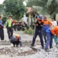Petugas KAI Divre II Sumbar menutup perlintasan liar di kawasan Pariaman dan Padang Pariaman. (Foto: KAI Divre II Sumbar)