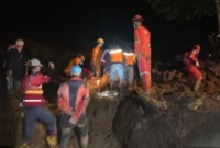 Tim SAR menyisir lokasi longsor di Jorong Kampung Baruah, Nagari Sungailandia, Kecamatan IV Koto, Kabupaten Agam, Selasa malam (5/5/2026). (Foto: Tim SAR)