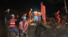 Tim SAR menyisir lokasi longsor di Jorong Kampung Baruah, Nagari Sungailandia, Kecamatan IV Koto, Kabupaten Agam, Selasa malam (5/5/2026). (Foto: Tim SAR)
