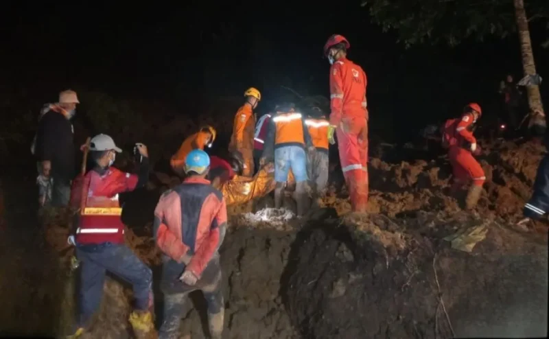 Tim SAR menyisir lokasi longsor di Jorong Kampung Baruah, Nagari Sungailandia, Kecamatan IV Koto, Kabupaten Agam, Selasa malam (5/5/2026). (Foto: Tim SAR)