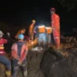 Tim SAR menyisir lokasi longsor di Jorong Kampung Baruah, Nagari Sungailandia, Kecamatan IV Koto, Kabupaten Agam, Selasa malam (5/5/2026). (Foto: Tim SAR)