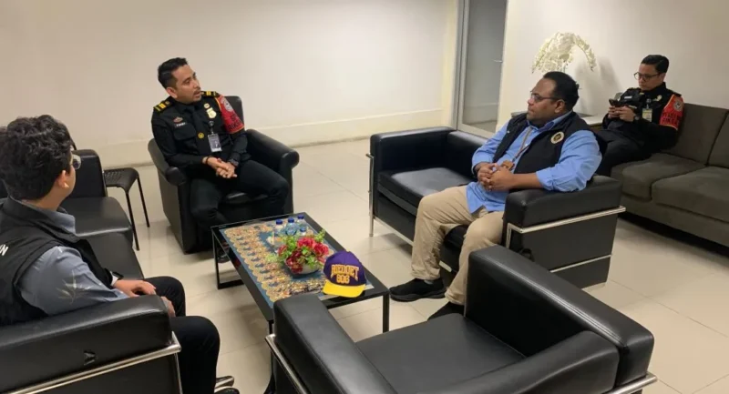 Tim gabungan dari Kemenhaj, Imigrasi, dan Kepolisian menggagalkan keberangkatan 32 WNI yang diduga menjalankan haji nonprosedural di Bandara Soekarno-Hatta pada 15 Mei 2026. (Foto: Kemenhaj)