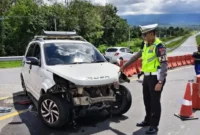 Kondisi Toyota Rush usai mengalami kecelakaan tunggal di ruas Tol Padang–Sicincin, Jumat (29/5/2026) sekitar pukul 11.20 WIB. (Foto: Ditlantas Pold Sumbar)