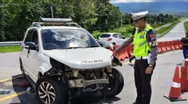 Kondisi Toyota Rush usai mengalami kecelakaan tunggal di ruas Tol Padang–Sicincin, Jumat (29/5/2026) sekitar pukul 11.20 WIB. (Foto: Ditlantas Pold Sumbar)