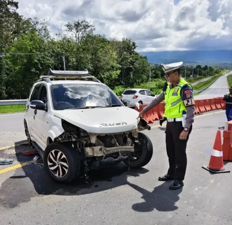 Kondisi Toyota Rush usai mengalami kecelakaan tunggal di ruas Tol Padang–Sicincin, Jumat (29/5/2026) sekitar pukul 11.20 WIB. (Foto: Ditlantas Pold Sumbar)