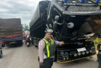 Petugas Satlantas Polresta Padang memberlakukan sistem buka tutup di jalur Padang-Solok, imbas dari truk rusak di kawasan Tunggua, Sitinjau Lauik. (Foto: Polresta Padang)