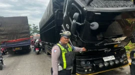 Petugas Satlantas Polresta Padang memberlakukan sistem buka tutup di jalur Padang-Solok, imbas dari truk rusak di kawasan Tunggua, Sitinjau Lauik. (Foto: Polresta Padang)