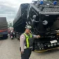 Petugas Satlantas Polresta Padang memberlakukan sistem buka tutup di jalur Padang-Solok, imbas dari truk rusak di kawasan Tunggua, Sitinjau Lauik. (Foto: Polresta Padang)
