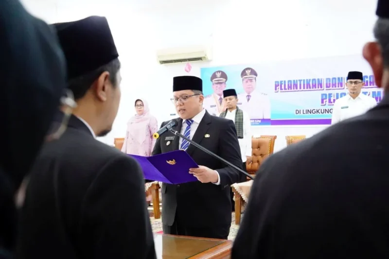 Wakil Bupati Tanah Datar, Ahmad Fadly, melantik 18 pejabat manajerial di lingkungan Pemkab Tanah Datar di Aula Kantor Bupati Tanah Datar, Jumat (22/5/2026). (Foto: Prokopim Tanah Datar)