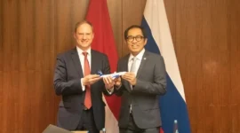 Wakil Menteri Perindustrian Faisol Riza dan Wakil Menteri Perindustrian dan Perdagangan Federasi Rusia Alexey Vladimirovich Gruzdev dalam pertemuan Indonesia–Russia Business and Investment Forum 2026 di Saint Petersburg. (Foto: Kemenperin)