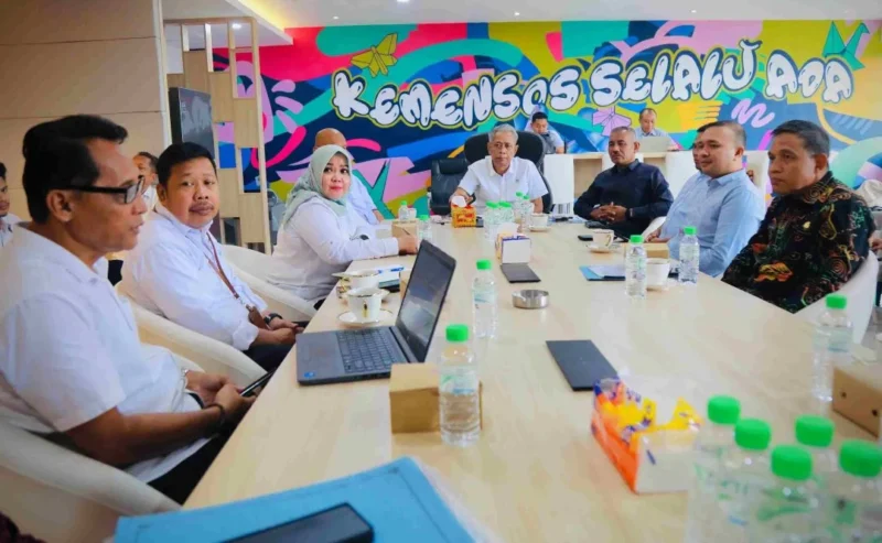 Wakil Menteri Sosial Agus Jabo Priyono saat menerima audiensi Pemerintah Daerah Lima Puluh Kota, Banyuasin, Lampung Tengah, dan DPRD Aceh Singkil di Kementerian Sosial, Rabu (13/5/2026). (Foto: Kemensos)
