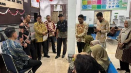 Wakil Wali Kota Allex Saputra melakukan sidak ke Kantor Disdukcapil pada Kamis (7/5/2026). (Foto: Kominfo Padang Panjang)