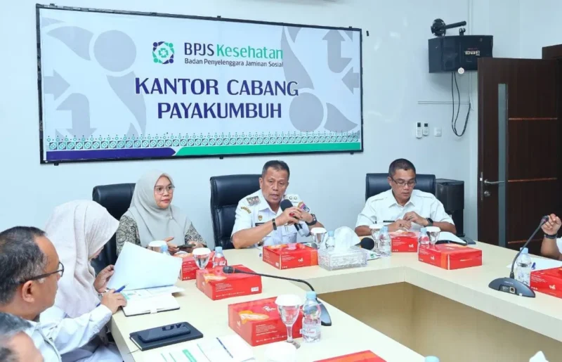 Wakil Wali Kota Elzadaswarman dalam Forum Komunikasi Monitoring dan Evaluasi Universal Health Coverage antara Pemko Payakumbuh dan BPJS Kesehatan Cabang Payakumbuh di kantor BPJS Kesehatan Payakumbuh, Kamis (6/5/2026). (Foto: MC Payakumbuh)