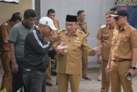 Wakil Wali Kota Padang Maigus Nasir meninjau Jalan Kurao-Maransi yang akan dilakukan pelebaran, Senin (18/5/2026). (Foto: Pemko Padang)