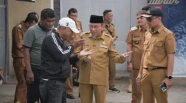 Wakil Wali Kota Padang Maigus Nasir meninjau Jalan Kurao-Maransi yang akan dilakukan pelebaran, Senin (18/5/2026). (Foto: Pemko Padang)