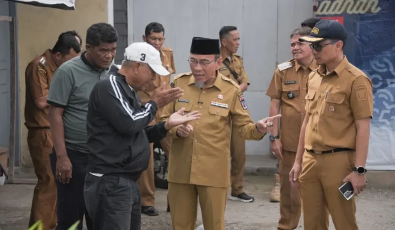 Wakil Wali Kota Padang Maigus Nasir meninjau Jalan Kurao-Maransi yang akan dilakukan pelebaran, Senin (18/5/2026). (Foto: Pemko Padang)