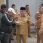 Wakil Wali Kota Padang Maigus Nasir meninjau Jalan Kurao-Maransi yang akan dilakukan pelebaran, Senin (18/5/2026). (Foto: Pemko Padang)