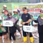 Wakil Wali Kota Payakumbuh Elzadaswarman melakukan gerakan tanam padi serentak di persawahan Gadih Angik, Kelurahan Kapalo Koto Ampangan, Kecamatan Payakumbuh Selatan, Jumat (22/5/2026). (Foto: MC Payakumbuh)