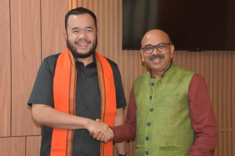 Wali Kota Padang Fadly Amran menerima kunjungan Konsul Jenderal India di Medan, Ravi Shanker Goel, di Takana Nasi Padang Resto, Senin malam (11/5/2026). (Foto: Prokopim Padang)