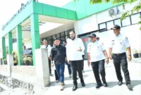 Wali Kota Padang, Fadly Amran, meninjau progres rehab-rekon Puskesmas Ulak Karang, Rabu (6/5/2026). (Foto: Prokopim Padang)
