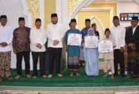 Wali Kota Padang Fadly Amran menyerahkan hadiah Smart Surau Triwulan I Tahun 2026 kepada pelajar SD/MI dan SMP/MTs yang aktif mengikuti program Subuh Mubarakah. (Foto: Pemko Padang)