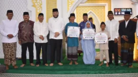 Wali Kota Padang Fadly Amran menyerahkan hadiah Smart Surau Triwulan I Tahun 2026 kepada pelajar SD/MI dan SMP/MTs yang aktif mengikuti program Subuh Mubarakah. (Foto: Pemko Padang)