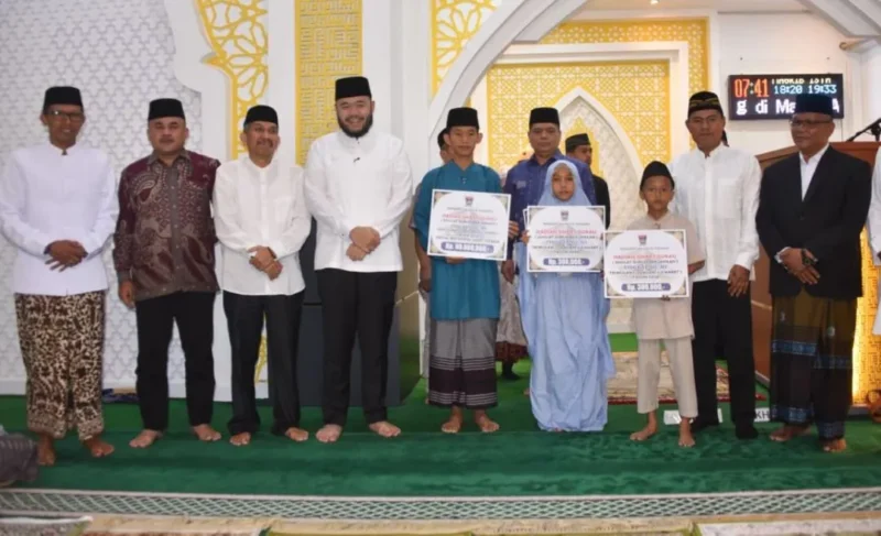 Wali Kota Padang Fadly Amran menyerahkan hadiah Smart Surau Triwulan I Tahun 2026 kepada pelajar SD/MI dan SMP/MTs yang aktif mengikuti program Subuh Mubarakah. (Foto: Pemko Padang)