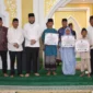 Wali Kota Padang Fadly Amran menyerahkan hadiah Smart Surau Triwulan I Tahun 2026 kepada pelajar SD/MI dan SMP/MTs yang aktif mengikuti program Subuh Mubarakah. (Foto: Pemko Padang)