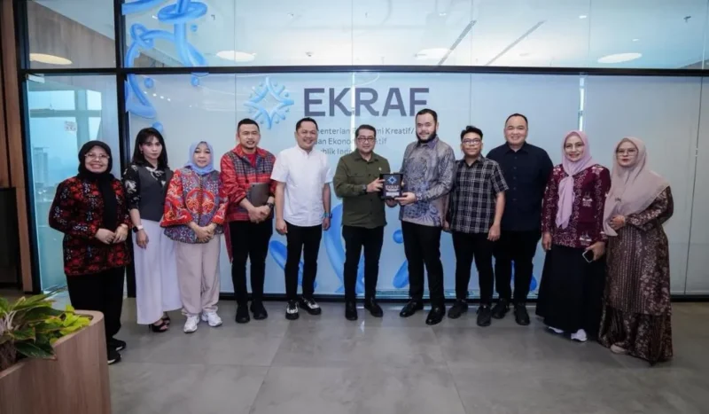 Wali Kota Padang, Fadly Amran bersama rombongan usai pertemuan dengan Menteri Ekraf RI Teuku Riefky Harsya. di Jakarta. (Foto: Ist)