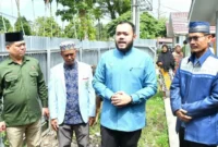 Wali Kota Padang, Fadly Amran menerima bantuan hewan kurban dari DMDI Sumbar Indonesia untuk penyintas bencana hidrometeorologi di Huntara Lubuk Buaya, Kecamatan Koto Tangah, Kamis (28/5/2026). (Foto: Pemko Padang)