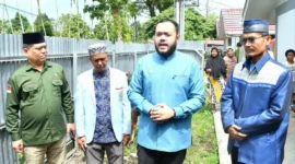 Wali Kota Padang, Fadly Amran menerima bantuan hewan kurban dari DMDI Sumbar Indonesia untuk penyintas bencana hidrometeorologi di Huntara Lubuk Buaya, Kecamatan Koto Tangah, Kamis (28/5/2026). (Foto: Pemko Padang)